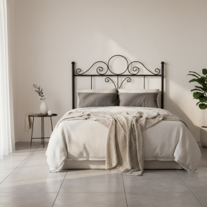 Cabecero de cama original de forja negra modelo Aracena en dormitorio minimalista de tonos neutros.