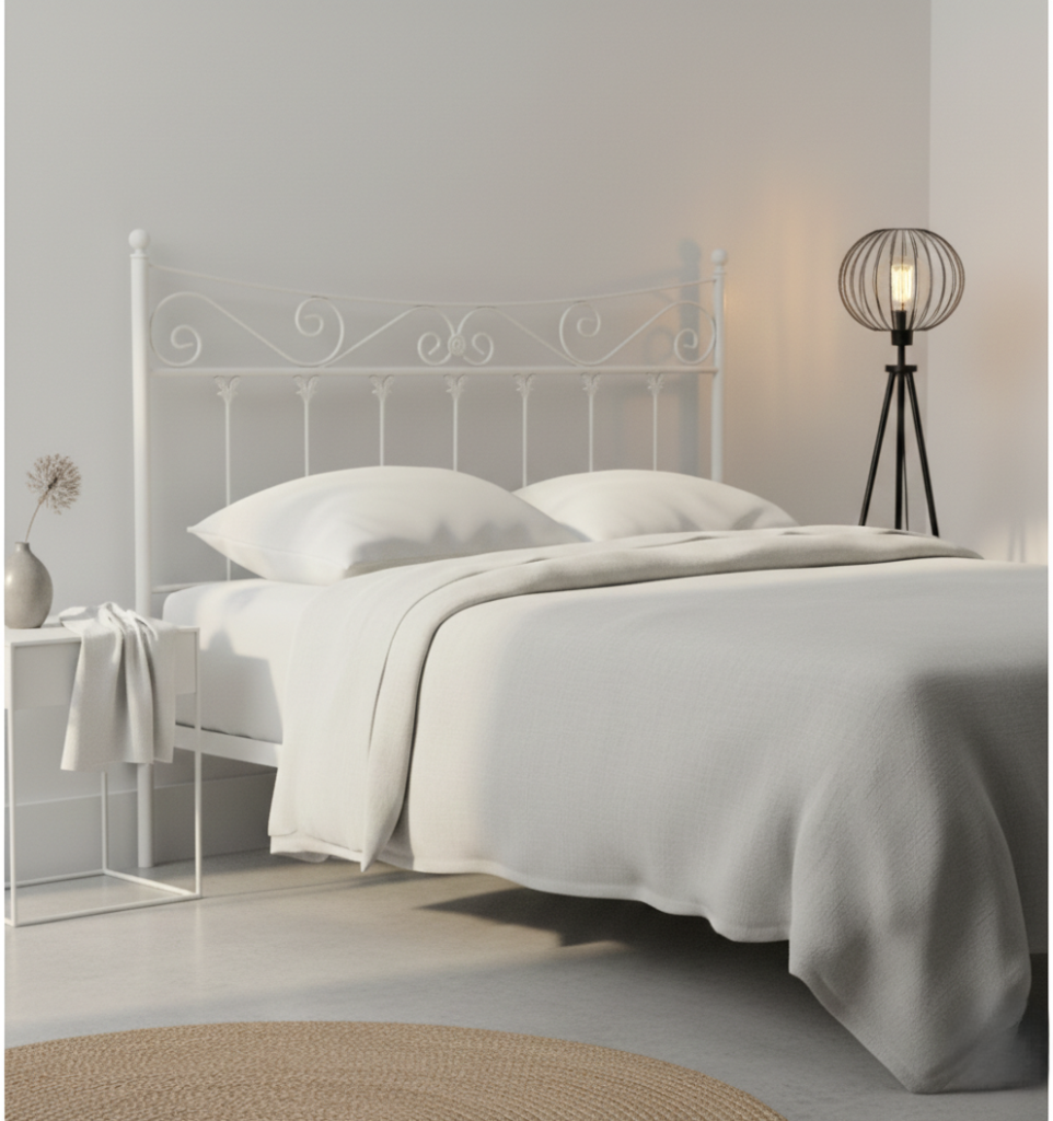 Cabecero de forja blanco modelo Madrid con diseño colonial para dormitorio moderno.