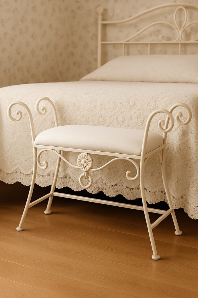 Banqueta de dormitorio Córdoba en marfil a los pies de una cama