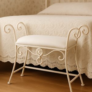Banco de quarto Córdoba em marfim aos pés da cama