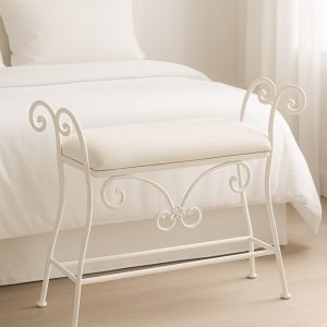 Banqueta de dormitorio Granada en blanco a los pies de una cama