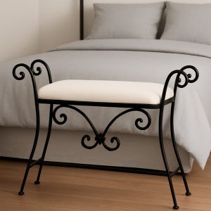 Banqueta de dormitorio Granada en negro a los pies de una cama