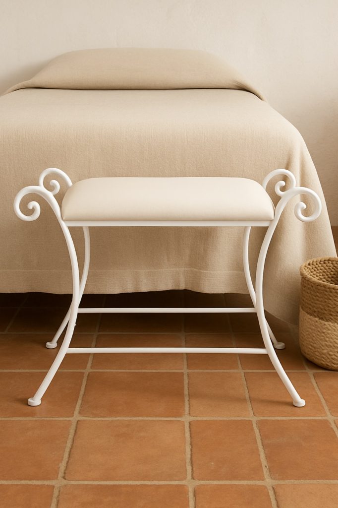 Banco de quarto Huelva em branco aos pés da cama