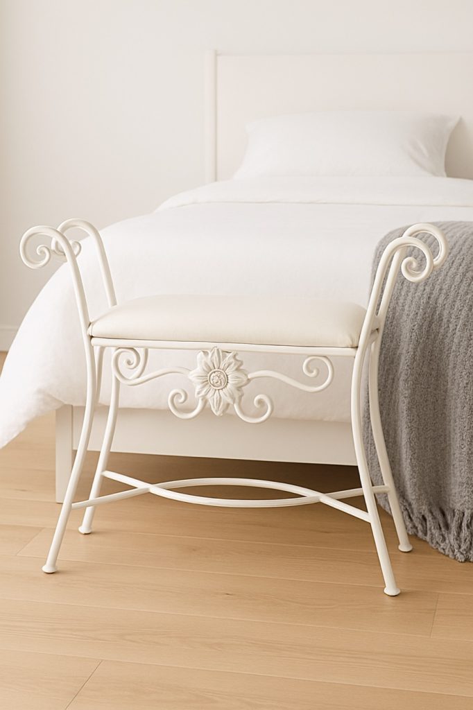 Banqueta de dormitorio Jaén en blanco a los pies de una cama