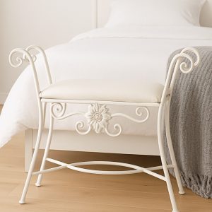 Banco de quarto Jaén em branco aos pés da cama