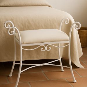 Banqueta de dormitorio Málaga en blanco a los pies de una cama