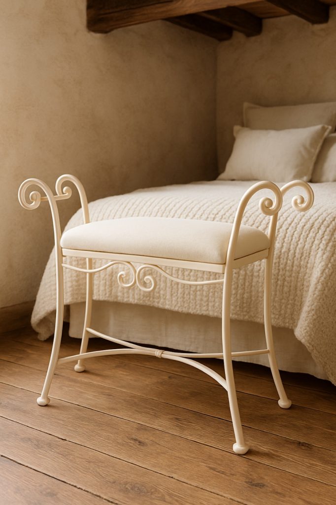 Banqueta de dormitorio Málaga en marfil a los pies de una cama