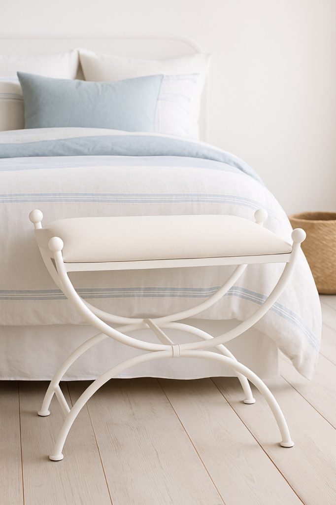 Banqueta de dormitorio Sevilla en blanco a los pies de una cama