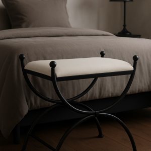 Banqueta de dormitorio Sevilla en negro a los pies de una cama