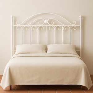 Cabecero de forja Córdoba en blanco montado detrás de la cama