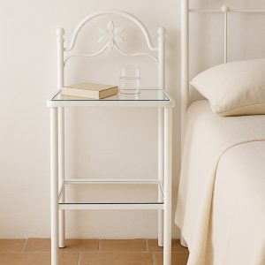 Mesita de noche Almería en blanco junto a la cama
