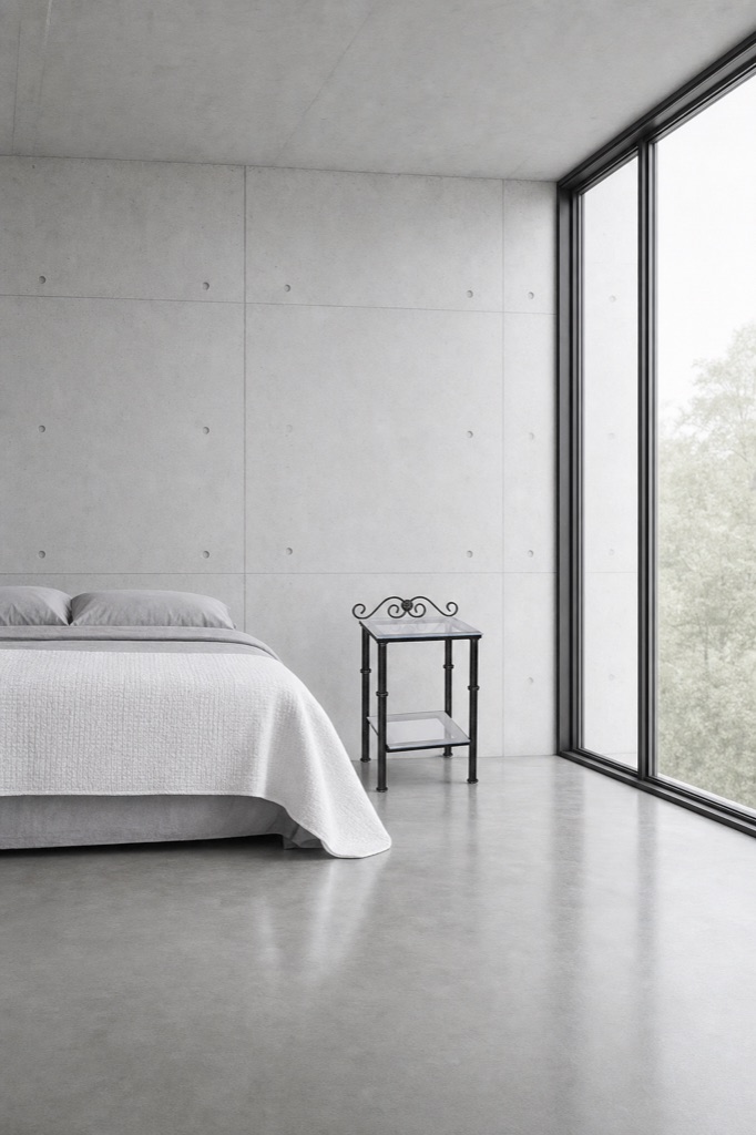 Mesita de noche de cristal Córdoba junto a la cama en un dormitorio
