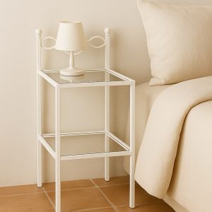 Mesita de noche Huelva en blanco junto a la cama